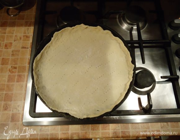 Тесто раскатать, уложить на противень и проколоть в нескольких местах. Поставить в духовку на 3-5 мин. Когда на тесте появиться легкая корочка -  можно вынимать.