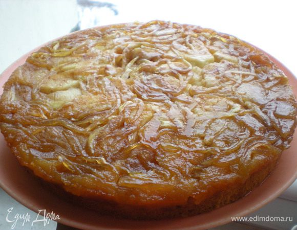 Готовый пирог охлаждаем, переворачиваем вверх дном и разрезаем на порционные кусочки. 