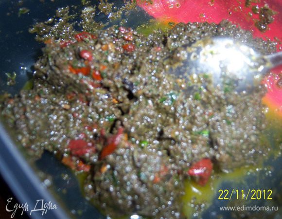 в блендере порубить томаты, тапенад и зелень до неоднородной пасты