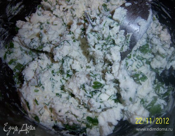 отдельно размять сыр с мелко порубленной зеленью.