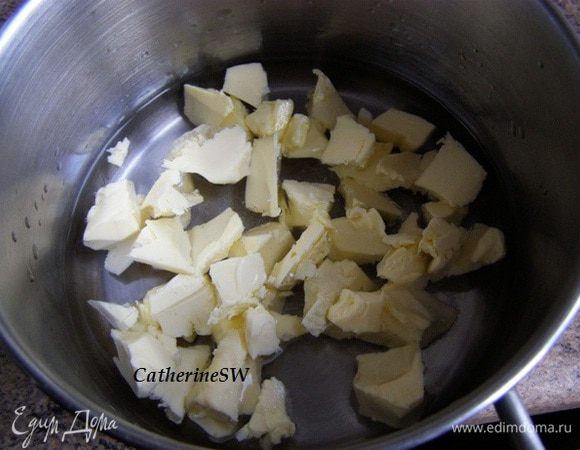 В кастрюлю нальем воду, высыпем сахар и соль, положим масло кусочками (масло режем на кусочки для того, чтобы оно растворилось в тот же момент, когда вода начнет кипеть). 