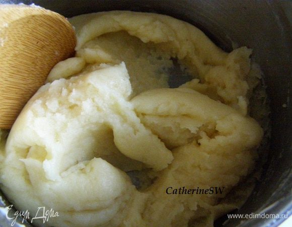 Доведем до кипения воду с маслом (масло должно растаять). Отставим с огня. Всыпем сразу всю муку, тщательно размешаем.