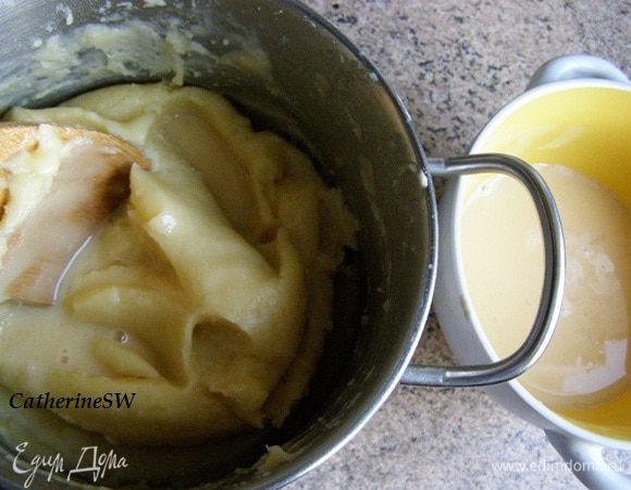 Начинаем постепенно в горячее тесто подливать яйца и тщательно вымешивать с помощью деревянной или пластиковой лопатки. Новую порцию яиц подливаем только тогда, когда тесто тщательно перемешано. У меня ушло где-то 4,5 яйца (около 230 г).