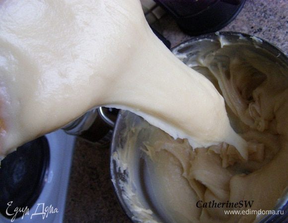 Теперь тесто нужно вымесить до состояния, как на фото. Оно будет стекать с лопатки. Я вымешивала около 5-7 минут. 