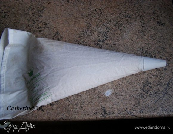 Выложим тесто в кондитерский мешок. Для того, чтобы эклеры были на французский манер используем круглую насадку на 12 мм. Для российского размера используются насадки большего диаметра - 13-14 мм. 