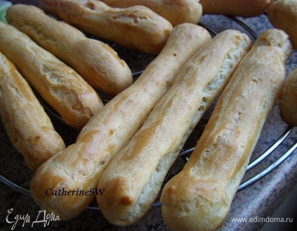 Ставим в разогретую до 250-260 градусов духовку, закрываем дверцу, выключаем духовку. В течение 10-15 минут даем эклерам подняться и слегка подрумяниться в выключенной духовке, пока температура не опустится до 160 градусов. Затем включим на 170 градусов и, не открывая дверцы, допечем эклеры. На это уйдет около 20-30 минут. Эклеры должны стать уверенно золотистыми. Хорошо пропеченные эклеры, не опадут после того, как их достанут из духовки и не размокнут от крема. У меня на выпечку ушло около 40 минут.