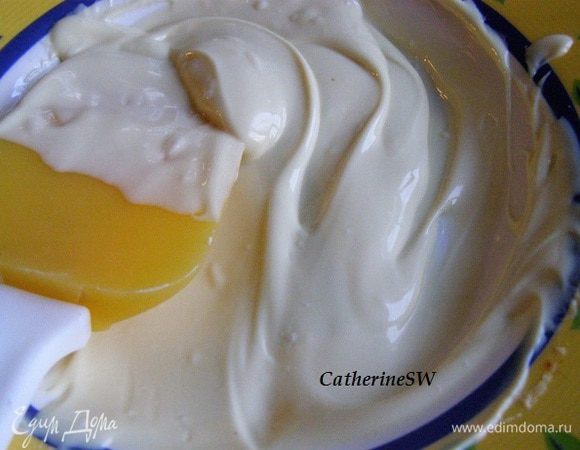 Приготовим глазурь. Растопим на водяной бане белый шоколад. Будьте осторожны: белый шоколад нельзя нагревать выше 40 градусов.