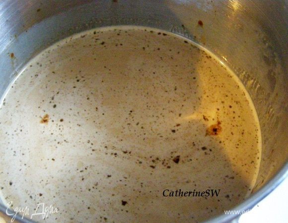 Доведем до кипения молоко со сливками и кофе. Уберем с огня. Растворим в молочной смеси желатин.