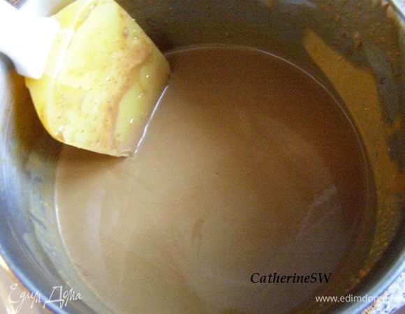 В несколько приемов вмешаем молочную смесь в шоколад. Глазурь остудим где-то до 28-30 градусов.