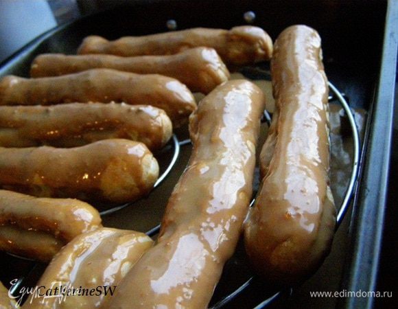 Выложим эклеры на решетку, под решетку поставим противень. Покроем глазурью. Хороших снимков мне не удалось сделать, т.к. были уже серьезные сумерки. Очень понравился размер эклеров - правильный, начинки ровно столько, сколько надо для гармонии укуса))) Глазурь блестящая, крем элегантен, усыпляет бдительность сознание, что в креме ни масла, ни сливок нет))) Улетают, как семечки)