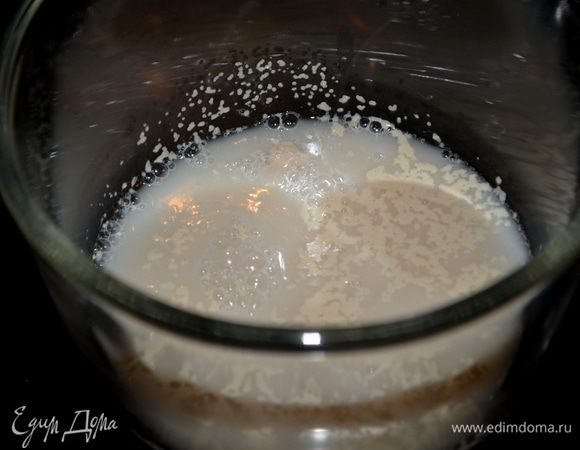 Применяем метод безопарный.
Дрожжи разводим в половине нормы теплой воды. Дадим постоять 5 мин.