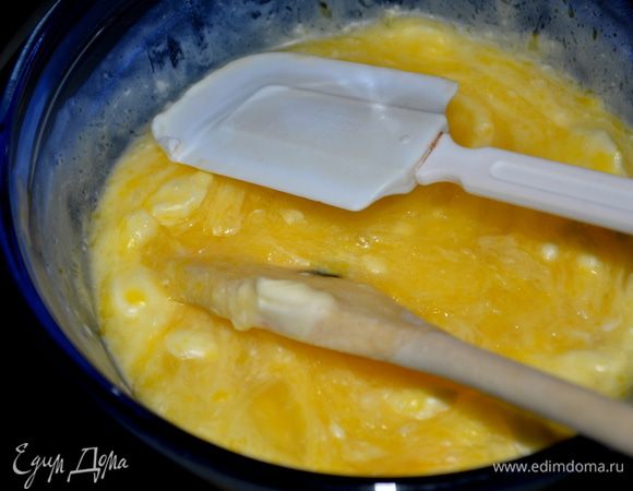 Яйца слегка взбить с сахаром, добавить размягченный маргарин (у меня слив.масло).