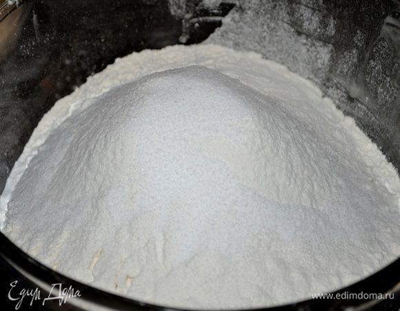 Муку в отдельной посуде желательно через ситечко просеить,добавить соль и ванильную пудру.