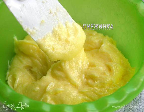 Приготовим тесто. Сливочное масло для него должно быть очень хорошо размягченным, практически талым. Желтки отделяем от белков и смешиваем с сахаром и ванилином. Затем кладем масло и все очень хорошо взбиваем до кремовой однородной массы. Я использовала для этой цели комбайн.