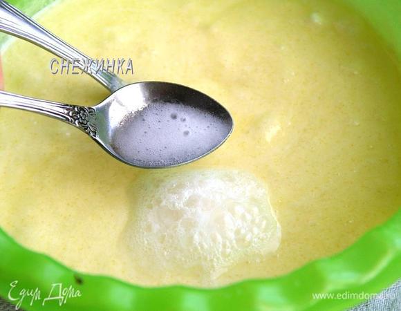 Добавляем гашеную соду. Быстро перемешиваем.