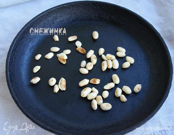 Для украшения нам понадобится жареный арахис. Можно купить готовый, у меня был бланшированный, но не жареный. Поэтому отправляем его на хорошо разогретую сухую чистую сковороду и держим на небольшом огне, помешивая, чтобы орехи не подгорели. Когда они немного зазолотятся с двух сторон, выключаем огонь и даем арахису полностью остыть.