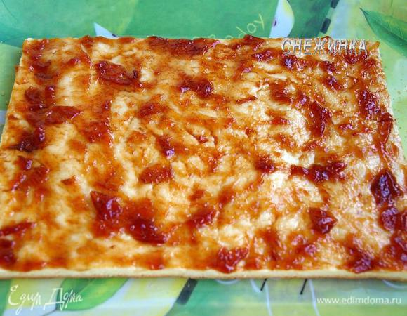 Оба коржа смазываем тонким слоем повидла (варенья), подойдет любое с кислинкой: сливовое, из алычи, яблочное. Смазывать можно еще теплые коржи, так еще и лучше, они немного впитают в себя аромат.