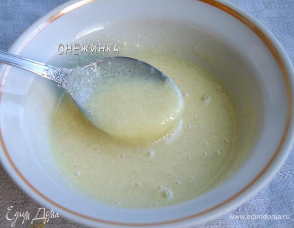 Теперь займемся кремом. Сгущенное молоко смешиваем с сахарной пудрой.