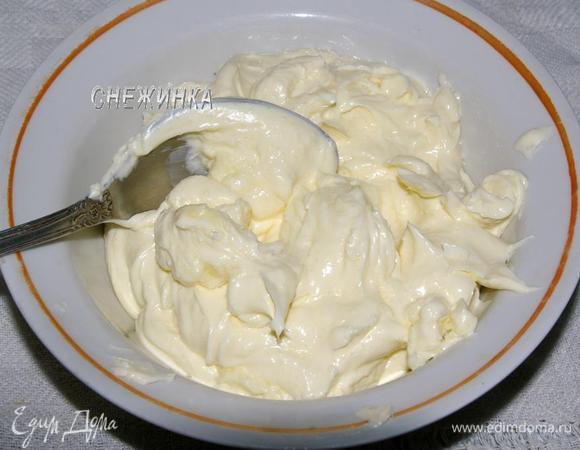 К размягченному при комнатной температуре сливочному маслу добавляем сгущенку и очень хорошо взбиваем до гладкости и однородности. Удобнее миксером или в комбайне.