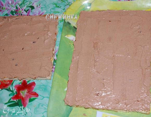 Коржи промазываем кремом с учетом того, что немного крема нам понадобится для украшения торта. Складываем один на другой.