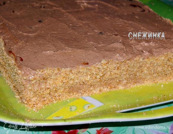 Бока торта смазываем очень тонким слоем крема и посыпаем подготовленной заранее крошкой.