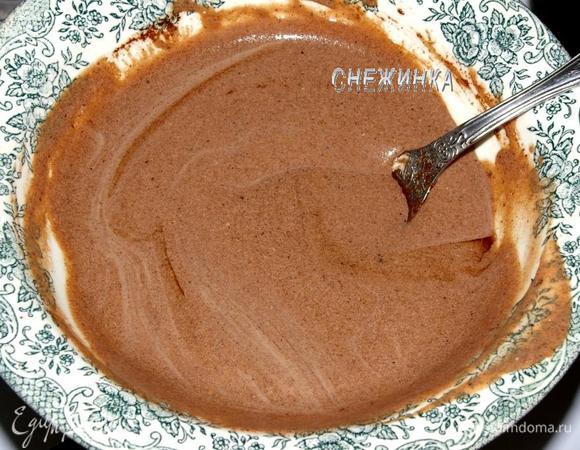 Для глазури сливочное масло кладем в тарелку и ставим ее на водяную баню. Когда масло растает, добавляем какао и сахарную пудру, размешиваем и даем раствориться. Кладем сметану, быстро перемешиваем.