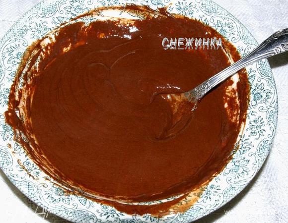 Теперь добавляем кусочками шоколад и, помешивая, доводим его до растворения. Снимаем с водяной бани, интенсивно перемешиваем и даем глазури слегка остыть.