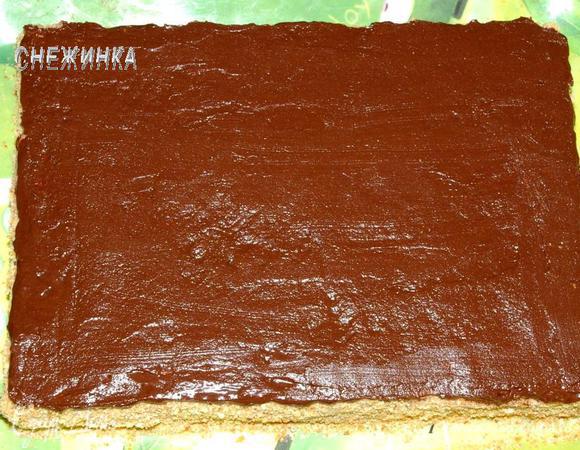 Равномерно покрываем верх торта глазурью. Поставим в холод, чтобы глазурь схватилась.