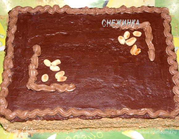 Оставленный нами крем кладем в кондитерский мешок с насадкой «Звездочка» и рисуем вначале борт по всему периметру торта.