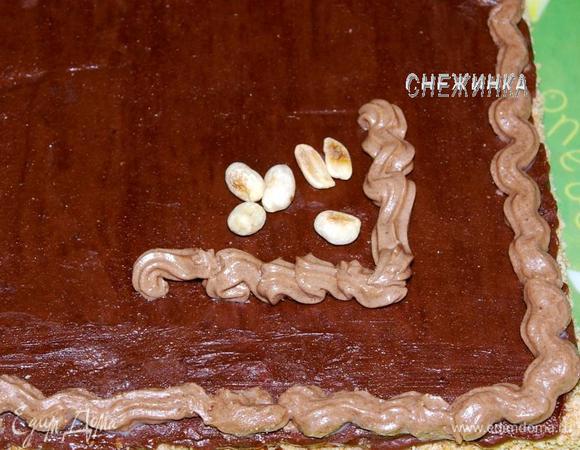 Затем делаем уголки. В уголки кладем жареный арахис.