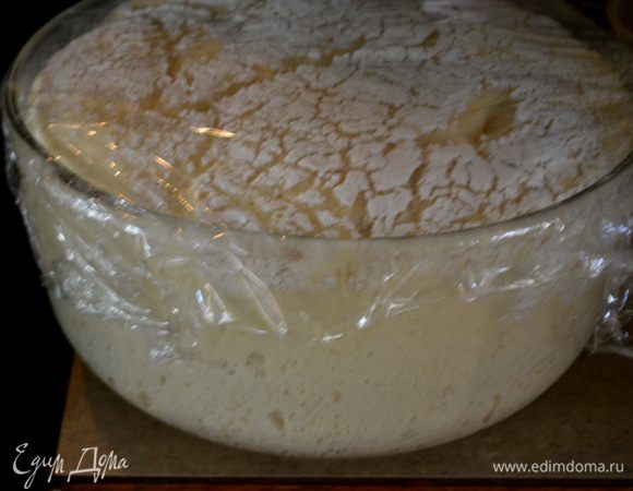 В просеянную муку добавить дрожжи разведенные,затем маслян.-яичную смесь,оставшейся воды если нужно.И вымешиваем тесто хорошо.Затем припылим мукой,закроем пленкой поставим в теплое место на час. Как тесто поднимется обминаем его хорошенько,опять закроем пленкой и дать  подойти ему опять.Можно вновь его обмять.