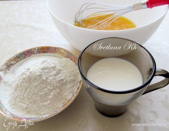 Молоко нагреть слегка. Масло растопить. Соединить все с яйцами. Затем добавить муку. Размешать все до однородности, чтобы не осталось комочков.