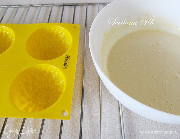 Тесто получается, чуть гуще блинного. Вообщем, оно довольно жидкое.
 Формочки смазать растительным маслом, даже силиконовые и тефлоновые. Тогда булочки оттуда выскакивают сами.Тесто налить до половины форм и сразу поставить в горячую духовку. Вот так было с силиконовыми формами.