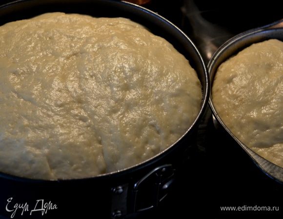 Тесто поделить,можно на порционные размеры или на 2 большие придать им форму шара.Оставить  на 20 мин. Выложим в форму и дать опять растояться на 50 мин.Перед выпечкой смазать поверхность горячей водой и выпекать при тем-ре 170-180 гр. 45 мин.Если делаем порционный вариант время выпекания меньше.