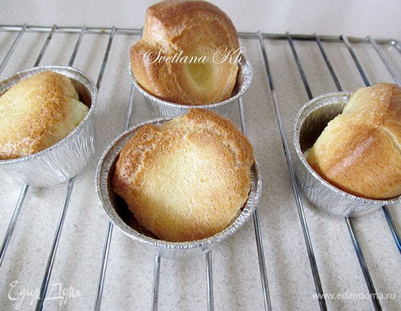 А вот такие получаются, если строго следовать рецепту.У них на дне дырка. После того, как поставили булочки выпекаться, не отходите от духовки . Через 10 минут они сильно вздуются и вылезут из формы. Затем, температуру нужно уменьшить до 180 гр. и подсушить еще минут 10-15. Духовку не открывать до окончания результата.