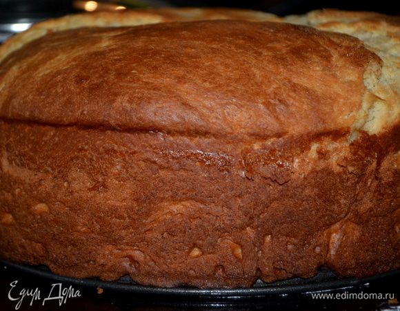 Готовые пироги достать из духовки,дать окончательно охладится.Разрежем по горизонтали напополам.Нижний пласт пропитываем сиропом,а затем кремом.Крем  ровно распределяем по поверхности лопаткой.
Закрываем сверху верхней половинкой ,посыпаем сахарной пудрой.
