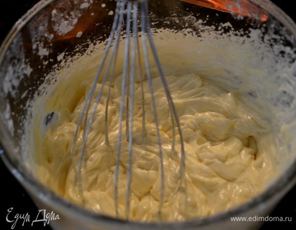 Делаем пропитку заранее:
Сахар залить холод. водой, поставить на сред. огонь, на 5-7  мин.после закипания,не мешать.Сахар должен полностью растворится. Охладить, процедить, добавить коньяк.
-----------------
Крем:
Размягченное сливоч. масло взбить с сахар. пудрой, ванильной пудрой до бела, добавить сгущен.молоко, в конце  коньяк.
