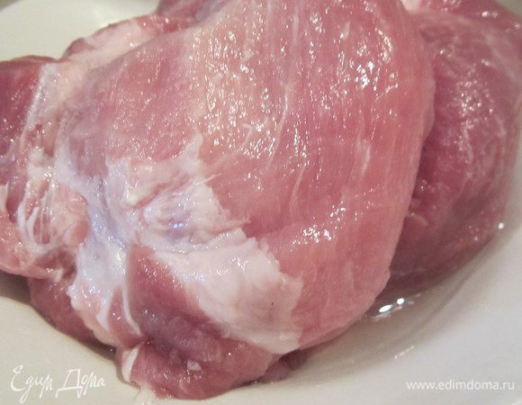 Приготовим свиной ошеек. Хорошо промоем его в теплой воде.