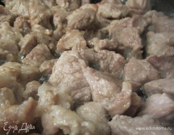 Мясо порежем на кусочки и обжарим его до золотистого цвета.