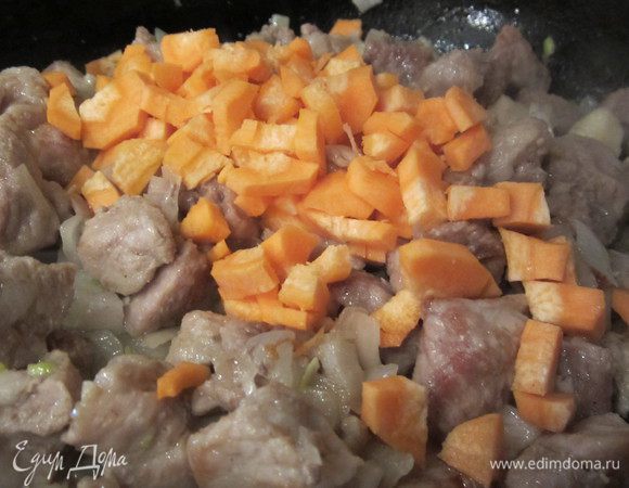 Затем добавим порезанную на квадратики морковку. Добавим к мясу. Прожарим все минут 10.