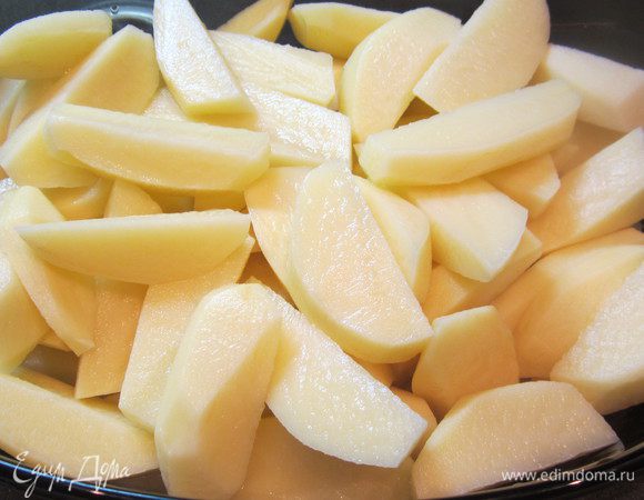 Картошку почистим и нарежем на брусочки.