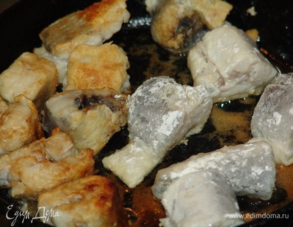 Рыбу помыть, почистить, отрезать плавники и хвост, порезать на порционные куски, посолить. Обвалять в муке и обжарить на растительном масле до золотистого цвета.