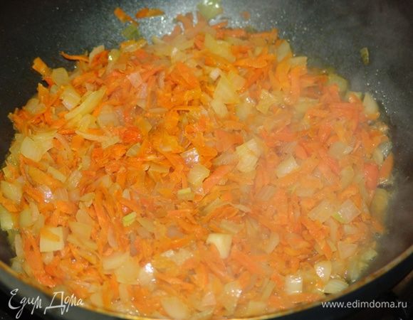 Морковь натереть на крупной терке, добавить нарезанный репчатый лук и пассеровать на растительном масле. Добавить томатную пасту, тертое яблоко, соль-перец.
