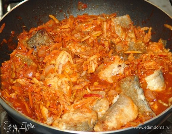 В сковороду выкладываем рыбу и тушим около 20 минут.