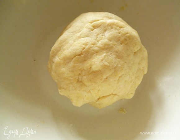 Смешать муку, разрыхлитель, сахар. Добавить сливочное масло комнатной температуры, сметану и быстро замесить тесто. Оно получается мягкое.Тесто завернуть в пленку и поставить в холодильник на 1 час.