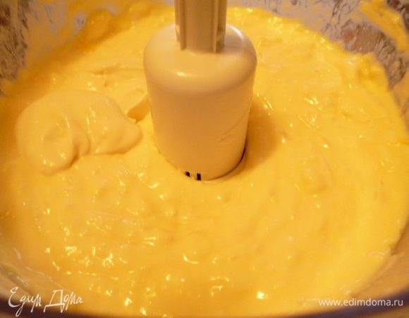 Начинка:
Сырки растереть со сметаной,добавить яйца и опять хорошо растереть.Я готовила начинку в комбайне,но можно все смешивать ложкой и затем для более ровной консистенции перемешивать венчиком.