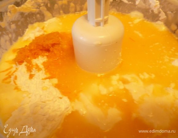 Добавить сок и натертую цедру апельсина,крахмал и опять хорошо перемешать.