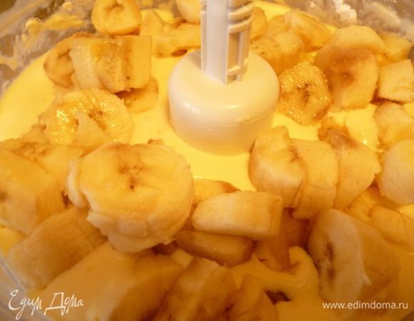 Добавить бананы и опять все перемешать.Если будете готовить начинку не в комбайне,то бананы надо предварительно растереть вилкой в пюре и потом добавить.