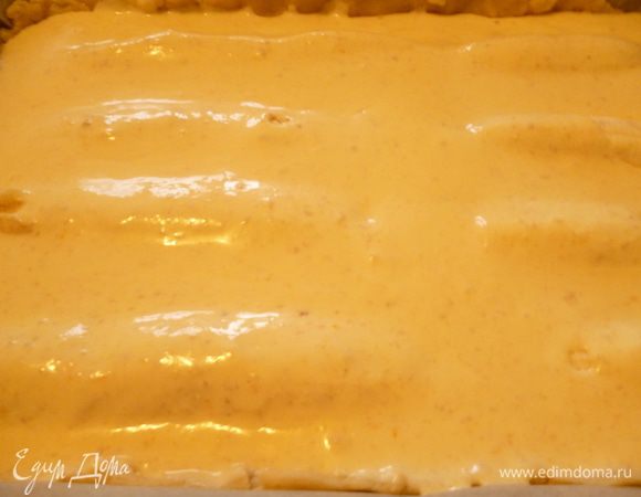 Равномерно распределяем творожную смесь.