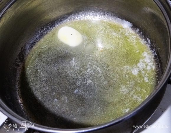 Масло растопить на небольшом огне в посуде хорошего качества (это здесь играет далеко не последнюю роль, так как в ином случаи ириски просто буду пригорать и прилипать к плохой кастрюле).